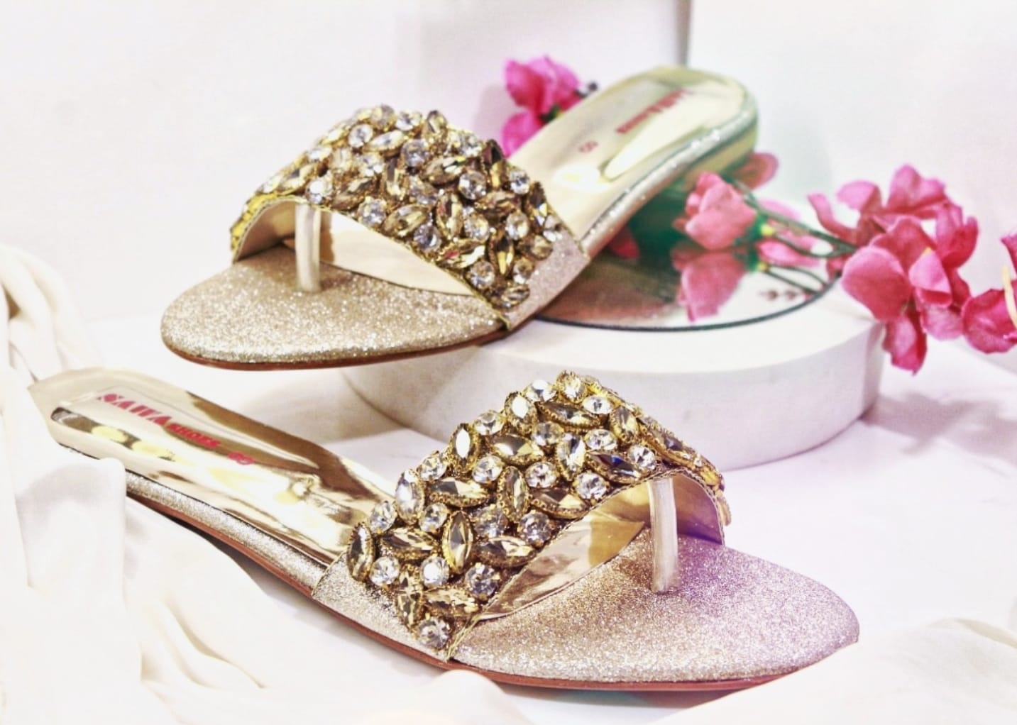 Shop now to find the perfect flat shoes/sandals that combines comfort, style, and affordability. Don't miss out on these amazing deals at sawa.pk