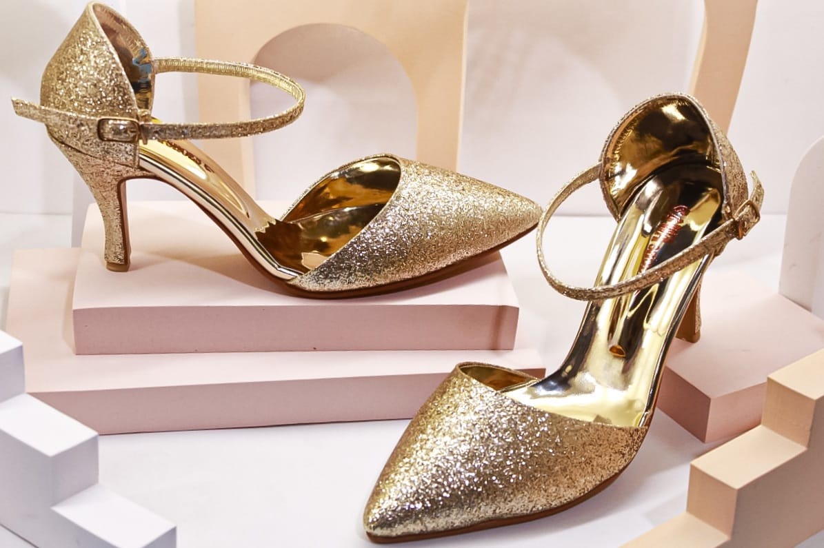Shop the latest collection of affordable women's heels/sandals at sawa.pk. From stylish pumps to trendy wedge sandals.