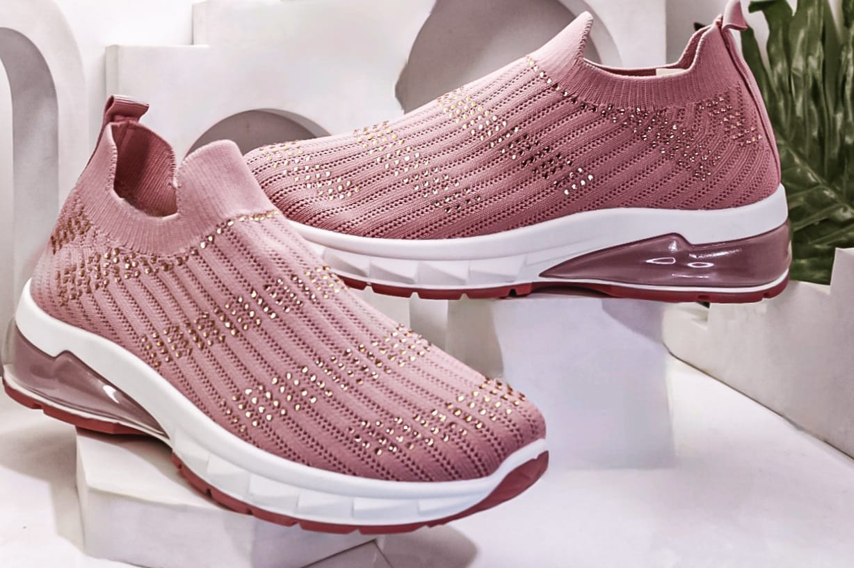 Discover the perfect pair of women's shoes at unbeatable prices.sawa.pk's sale collection features a wide variety of stylish footwear, from heels to sandals and everything in between
