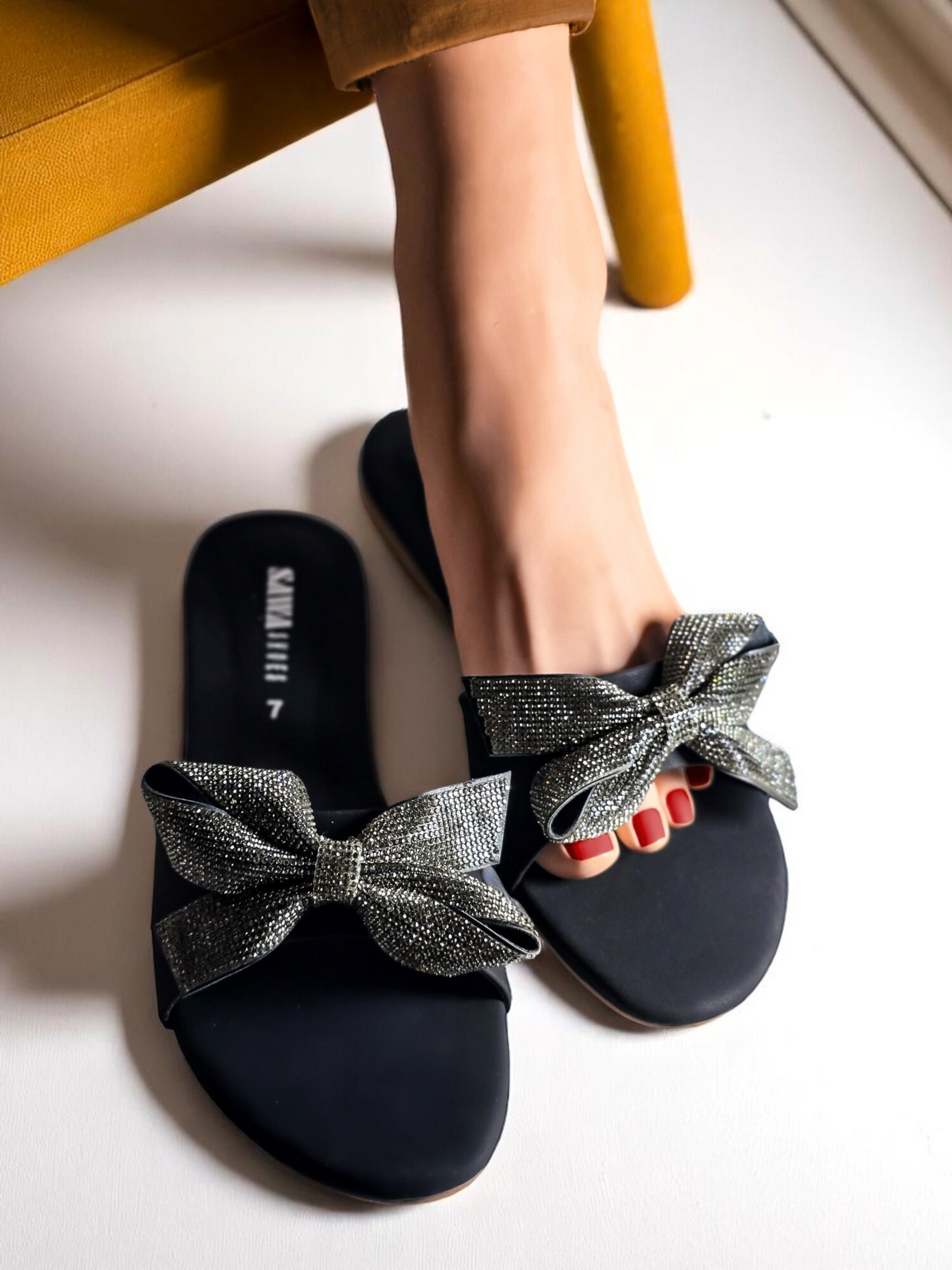 BLACK BOW SLIDES 620 BK