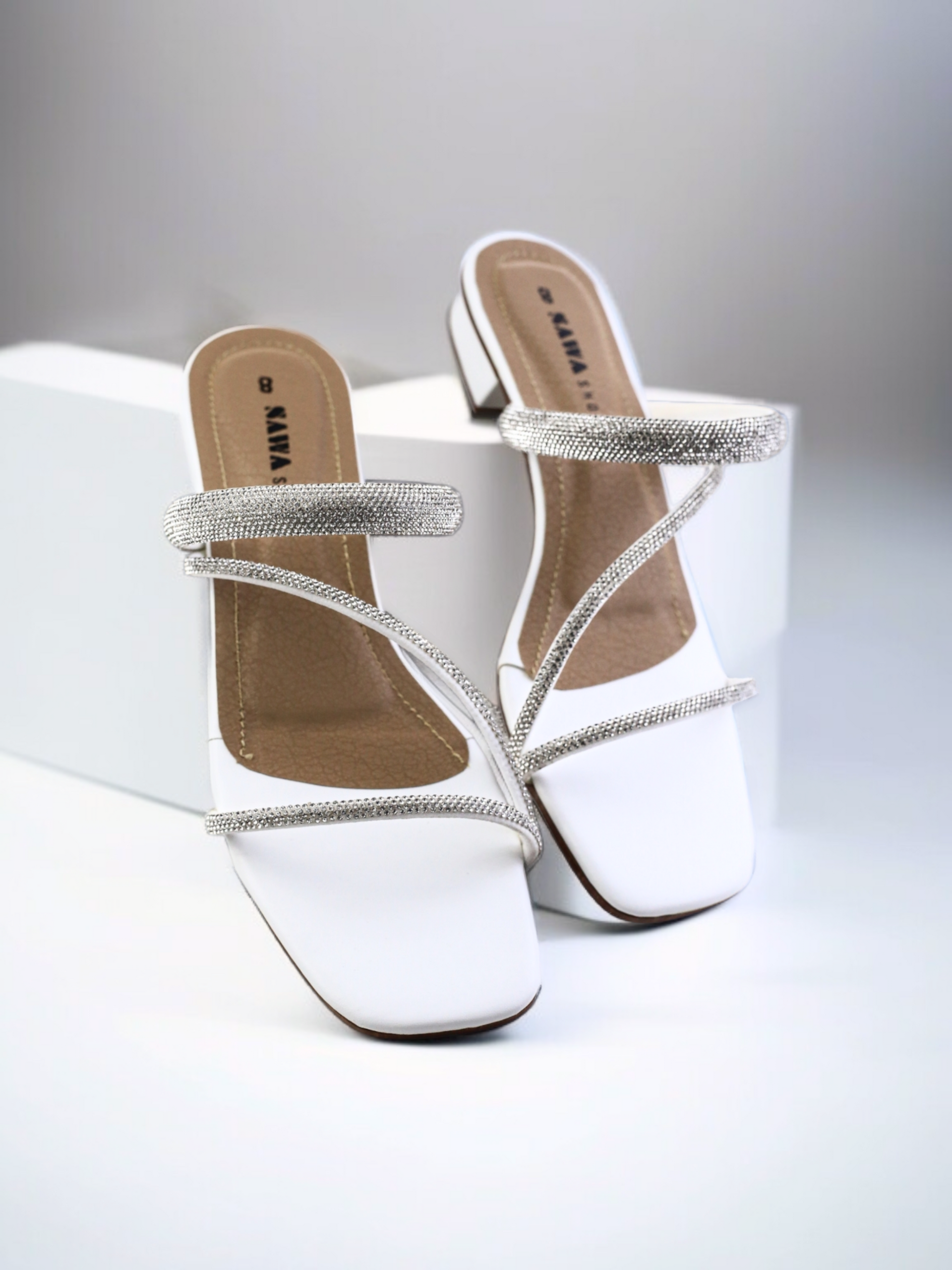 WHITE FANCY SLIPPERS 638 W