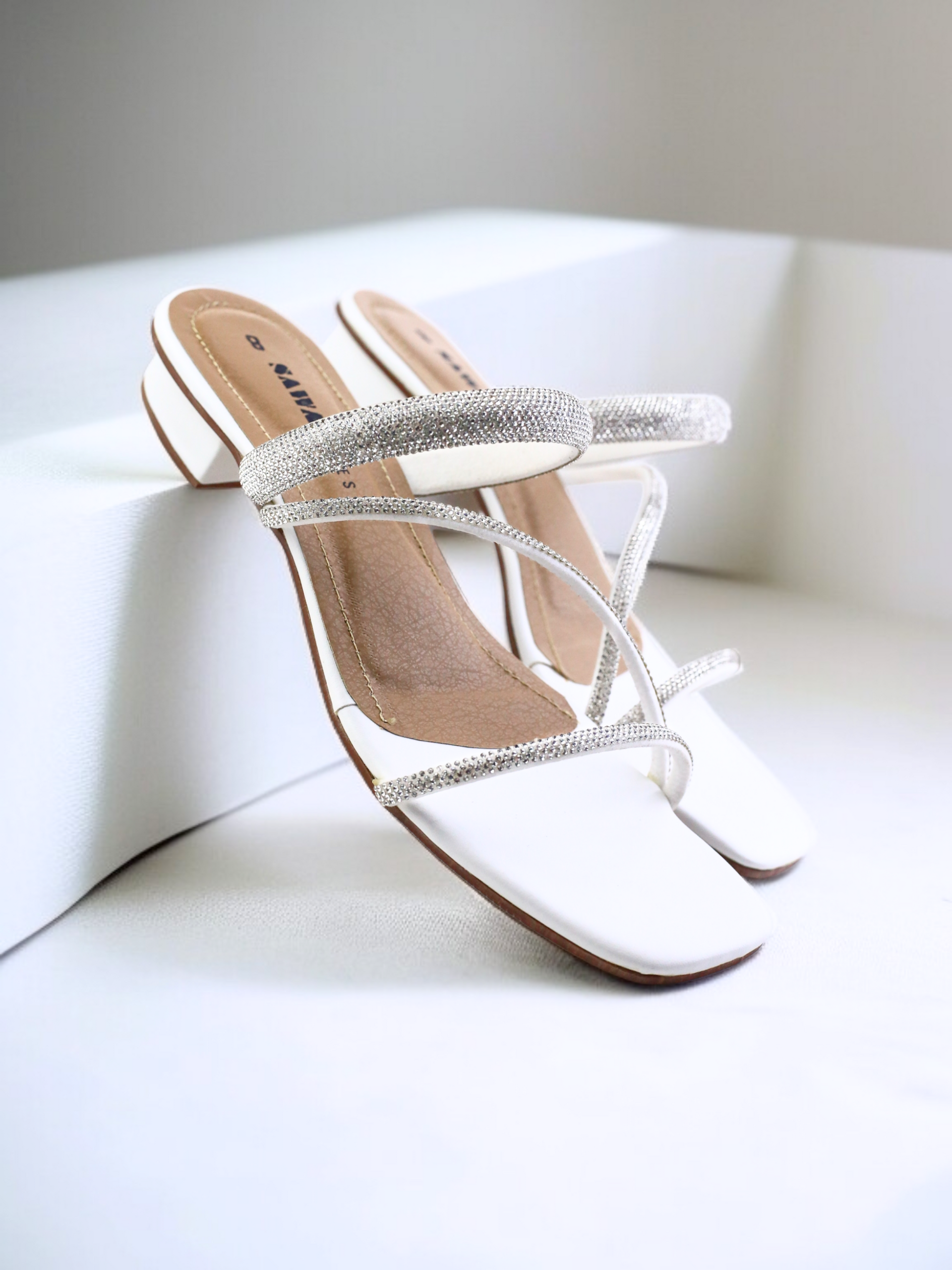 WHITE FANCY SLIPPERS 638 W