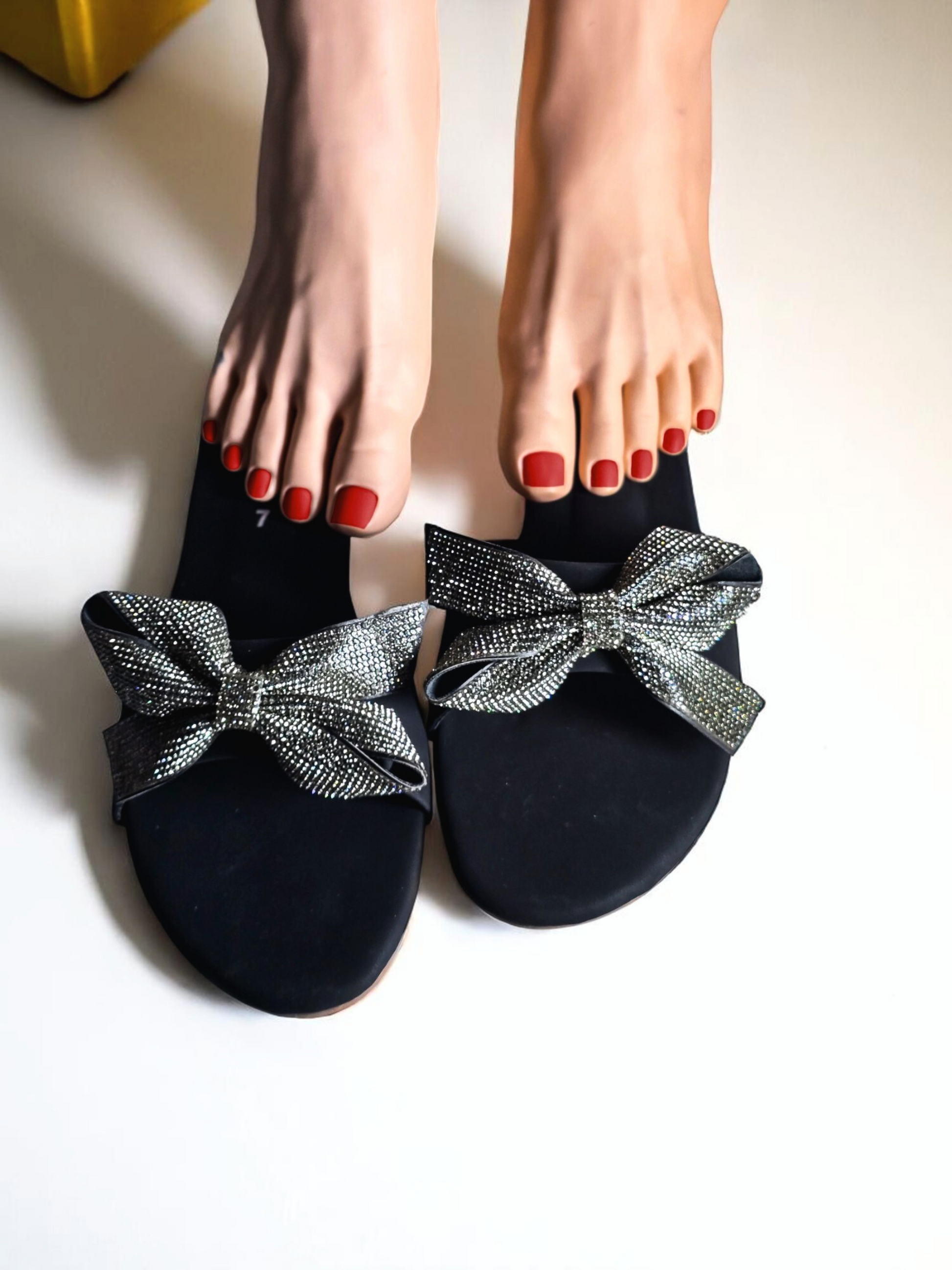 BLACK BOW SLIDES 620 BK