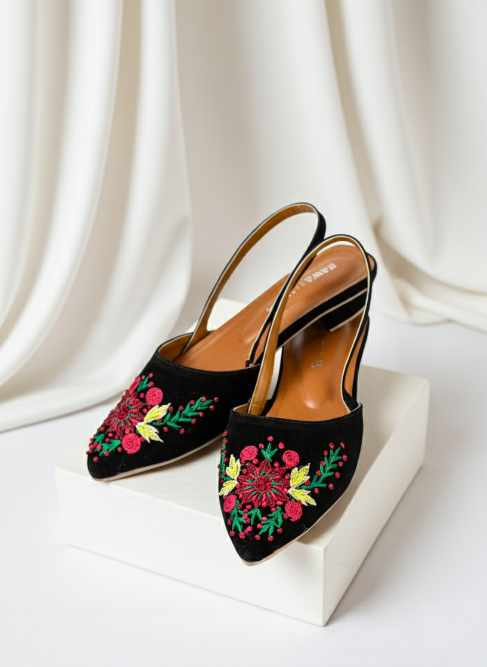 BLACK EMBROIDERED PUMPS 625 ML