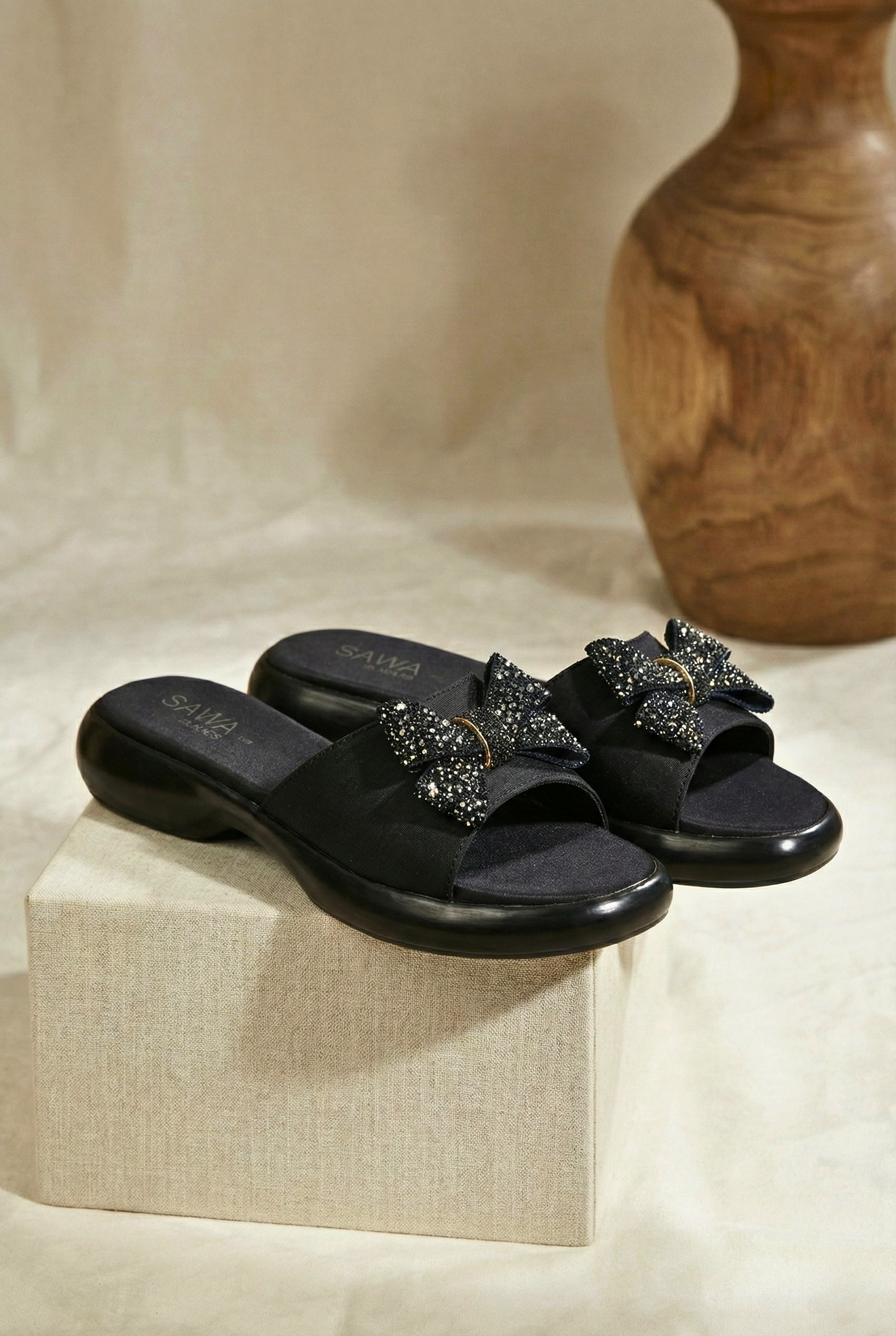 Glisten Ribbon Comfort Slides 425 BK
