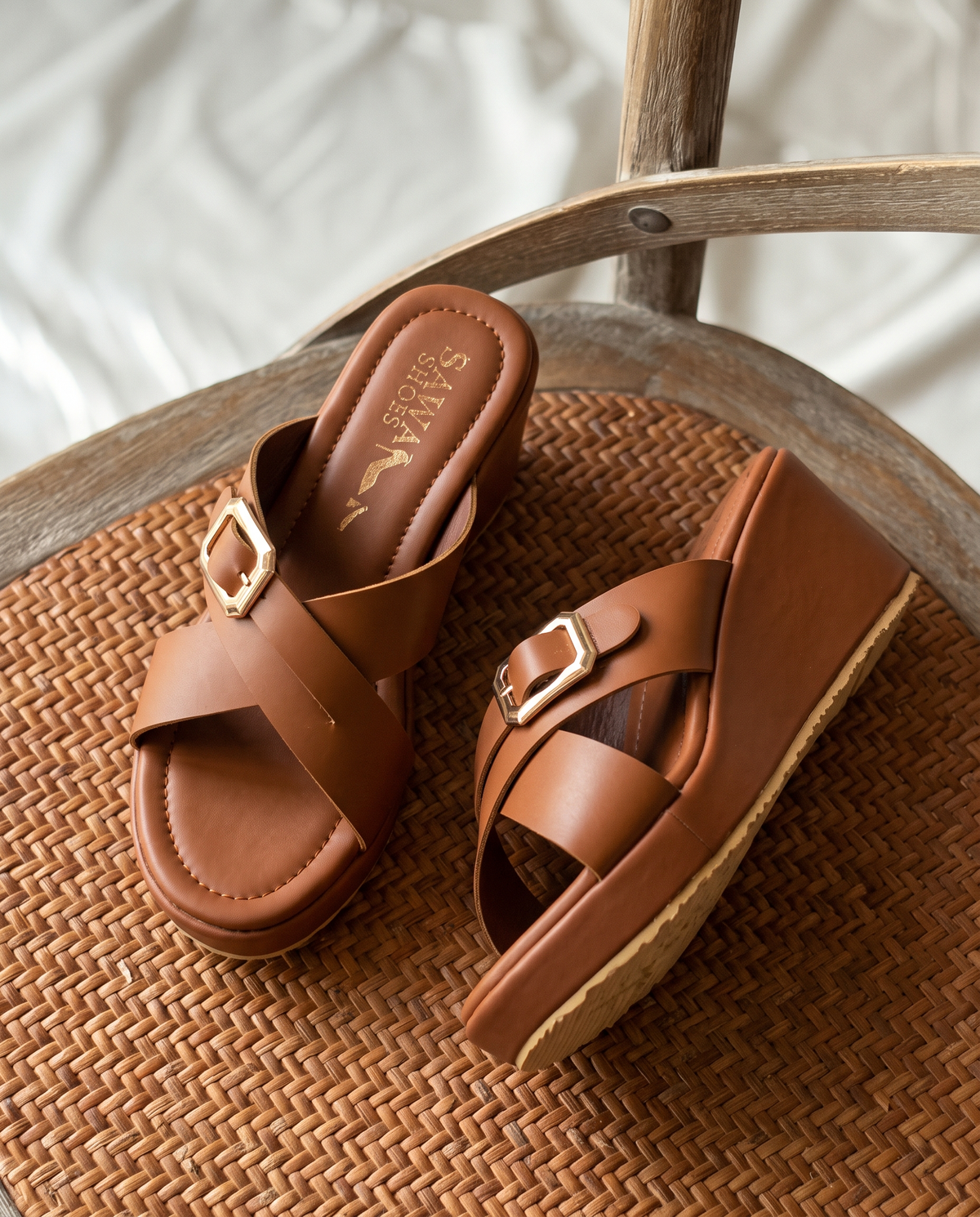 Tan cross strap wedges W739br