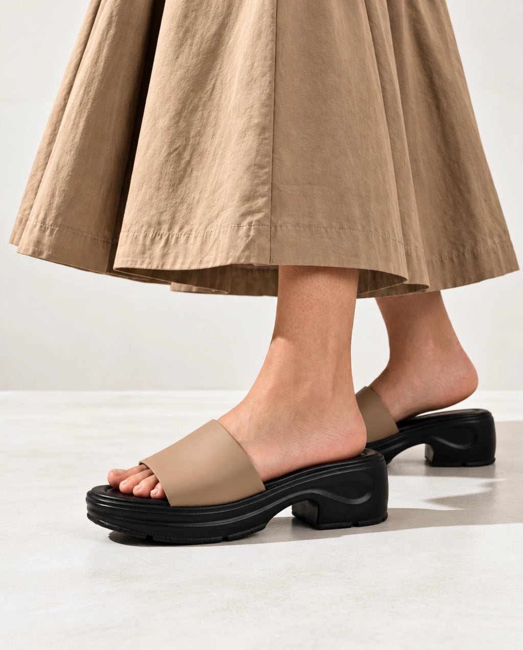 W785 BG beige slides worn with skirt – side view of platform heel | Sawa.pk